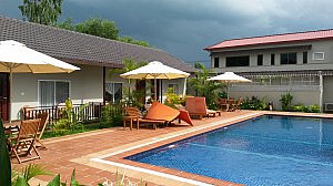 Pool und Zimmer im Tamarind, Sihanoukville