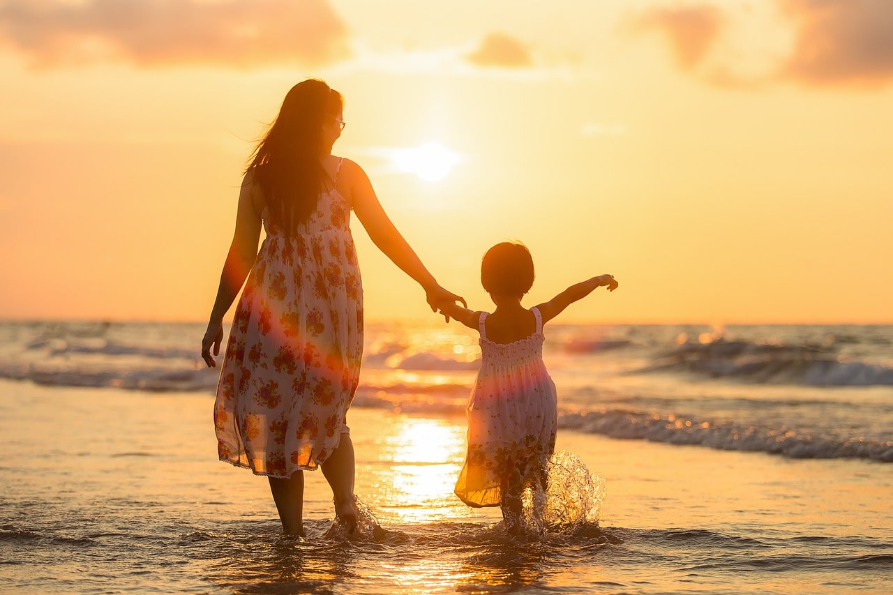 Mutter mit Kind am Strand in Thailand