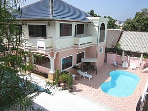 Das Bella Tropicana Hotel in der Nanai Road - Villa mit Außenpool