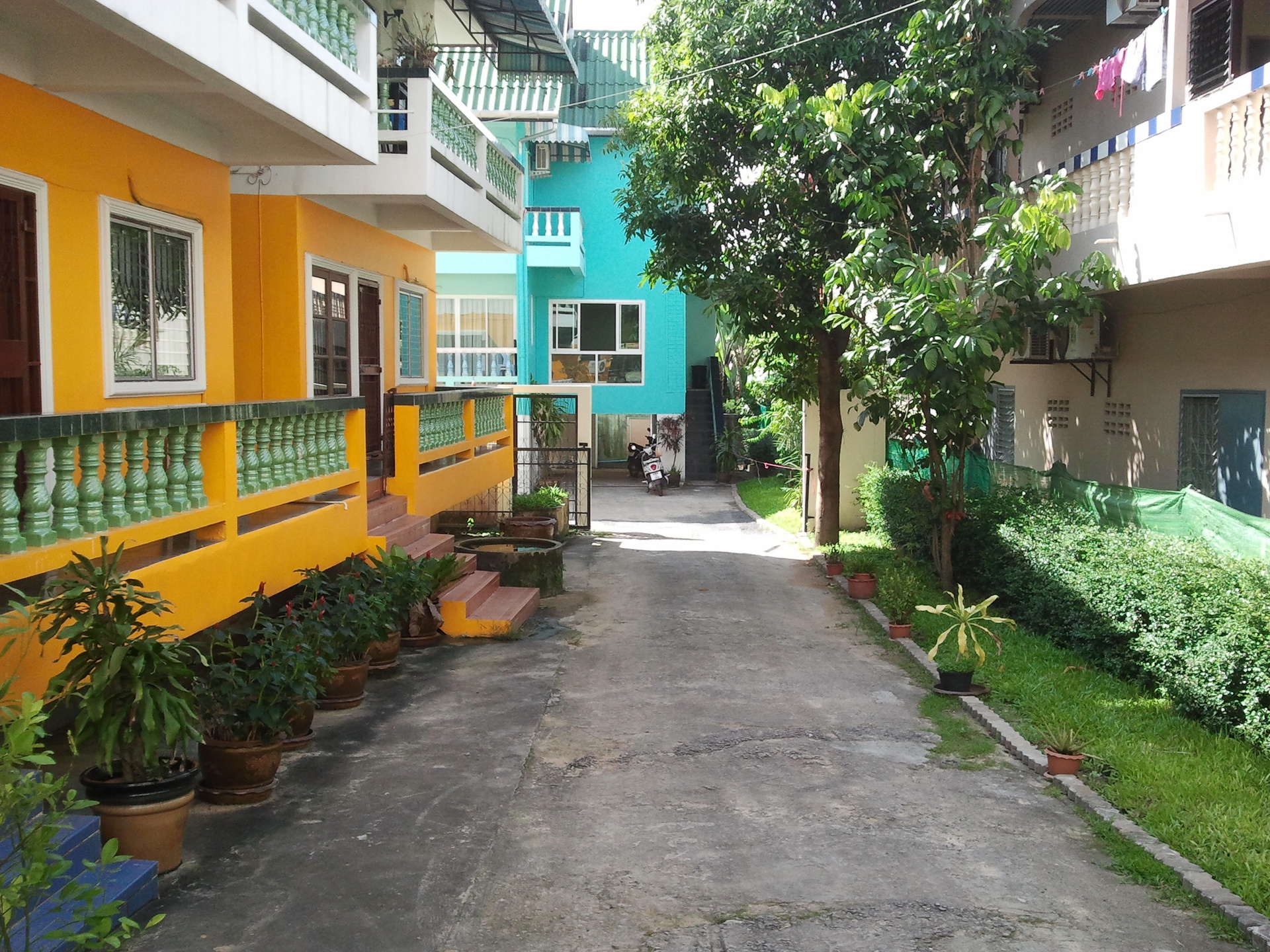 Das Bella Tropicana Hotel in der Nanai Road, Patong Thailand