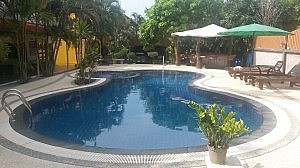 Swimmingpool des Grand City Hotels in Khao Lak