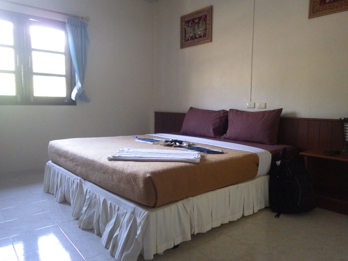 Doppelbett im Khaolak Inn Hotel in Khao Lak