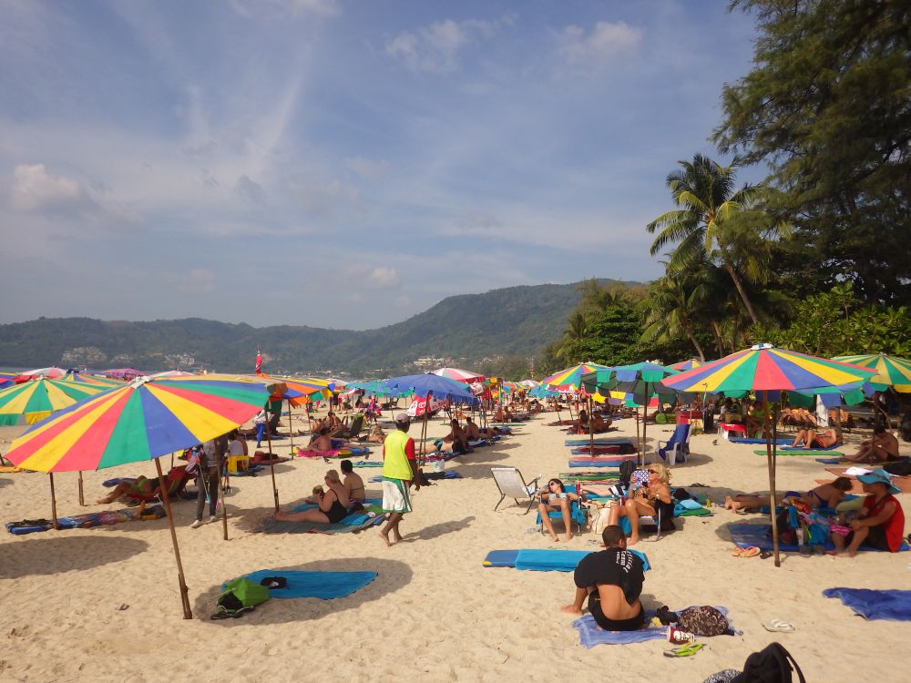 Patong Beach mit mobilen Sonnenschrimen