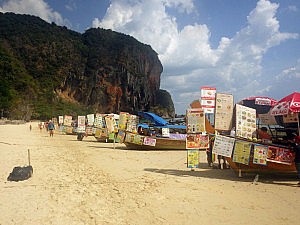 Longtail-Boote mit Verpflegung am Pranang Beach (Ao Nang)