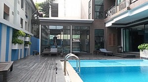 Fitnessraum mit Swimmingpool des Vogue Hotels in Pattaya