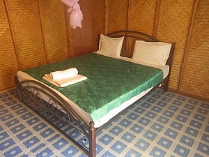 Ansicht vom Bett im Bungalow im White House Hotel auf Koh Yao Yai